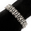VAN CLEEF & ARPELS. Bracelet en platine, diamants et onyx. Vendu 57 500 euros le 10 février 2024.